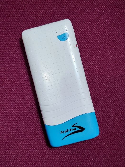 Повер банк на три виходи  з яскравим ліхтариком