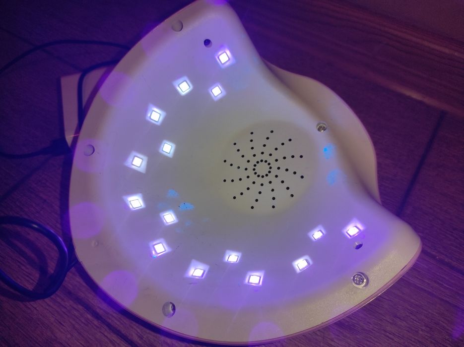 Лампа для маникюра работает без электричества