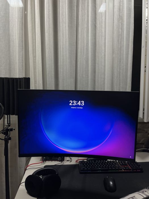 Монитор 180 hz с кронштейном