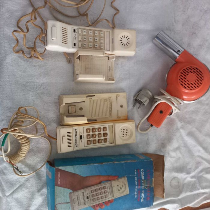 2 telefones e um secador vintage