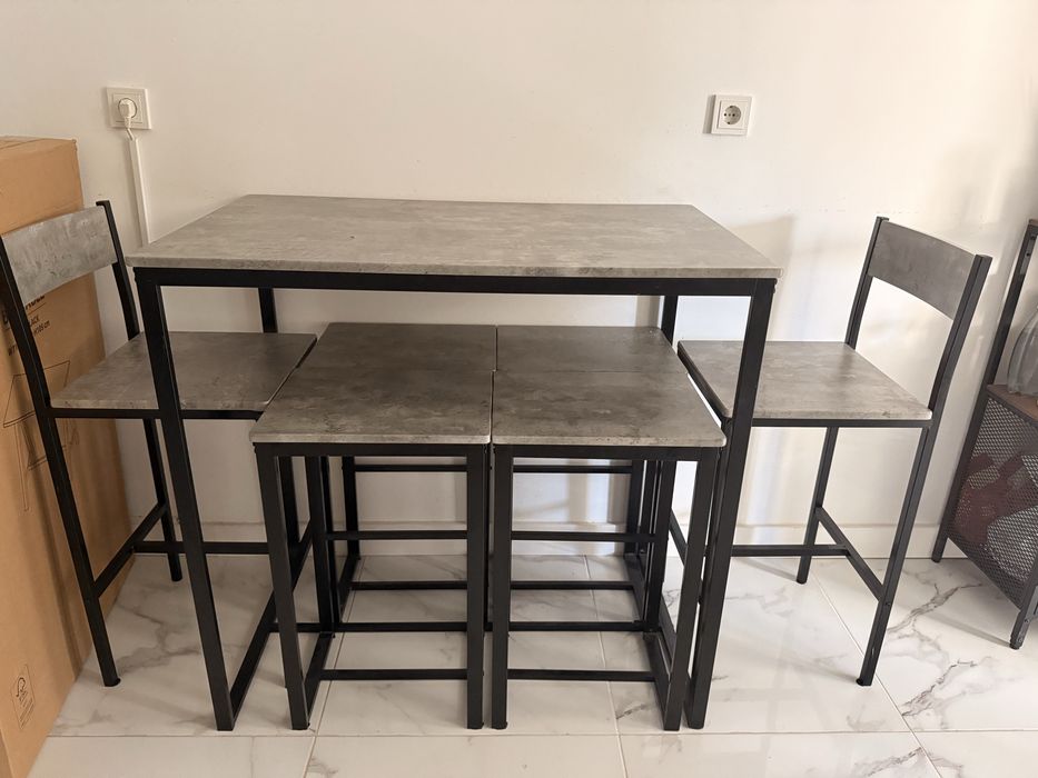 Mesa com 4 cadeiras