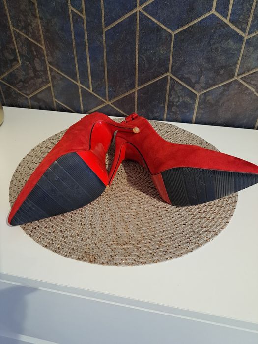 Czerwone buty na obcasie.