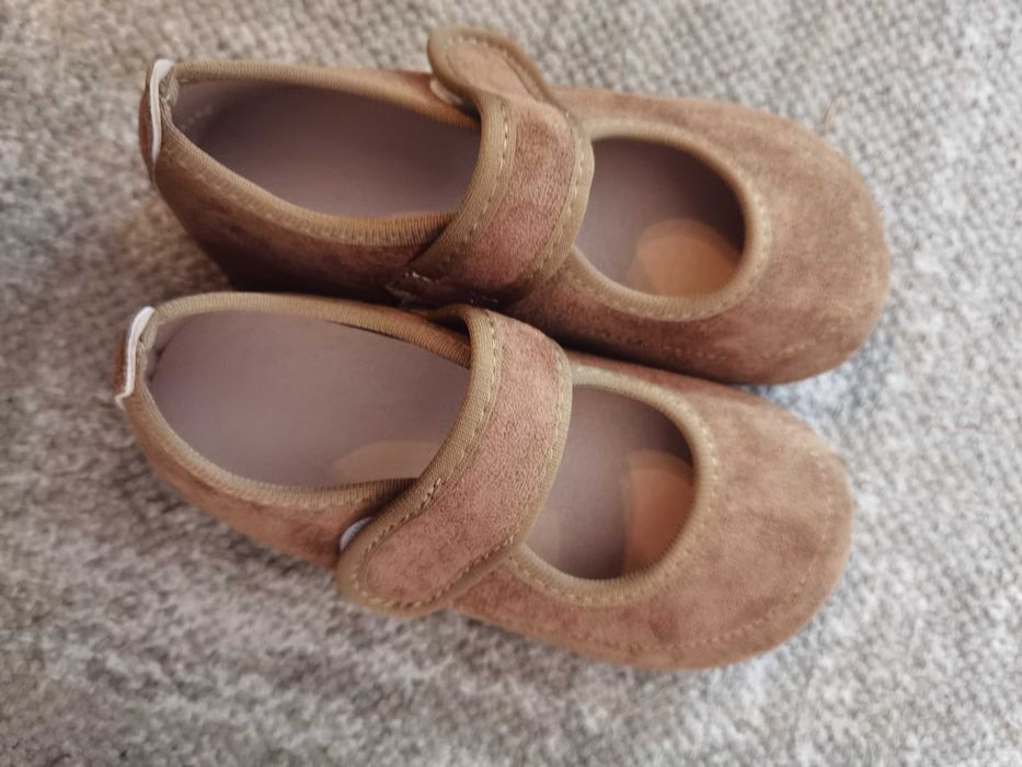 Sapatos menina tamanho 30 mas serve 29