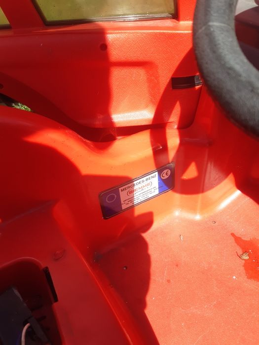 Autko elektryczne zabawka Mercedes.