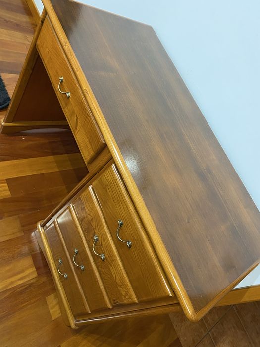 2 mesinhas de cabeceira + 1 secretária