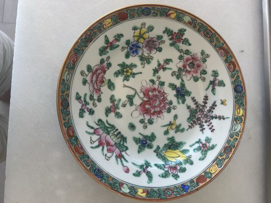 Vende-se servico chines antigo com 75 peças sem  ter nunca uso