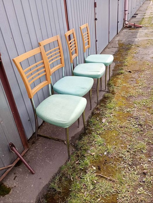 Stół że szklanym blatem i krzesła