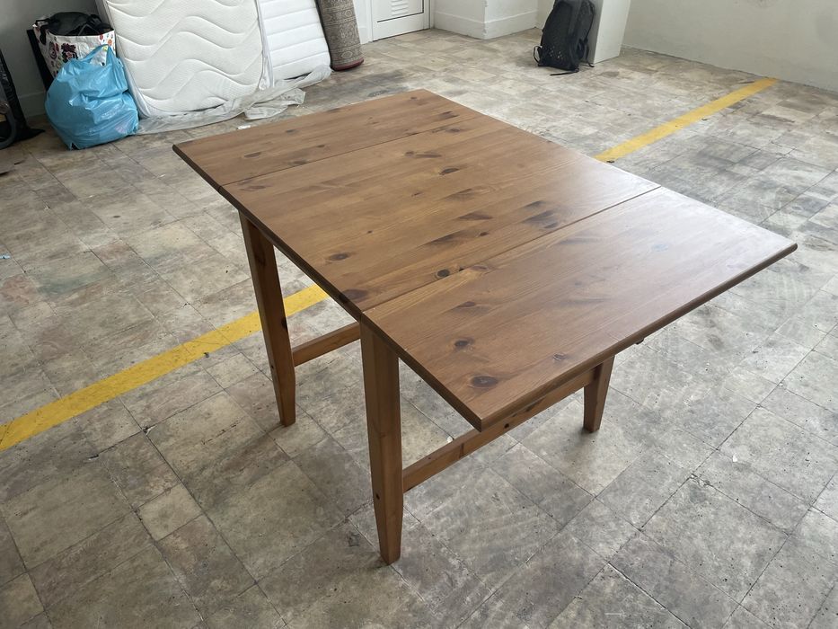Mesa com abas rebatíveis