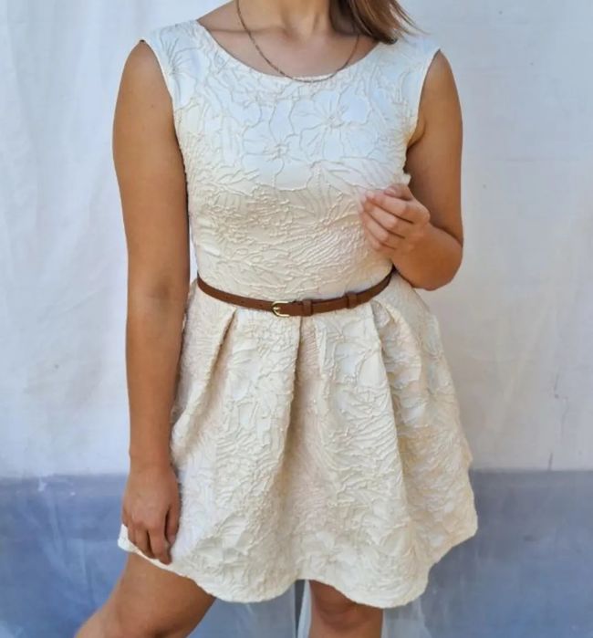 Вечірня сукня з вирізом на спині