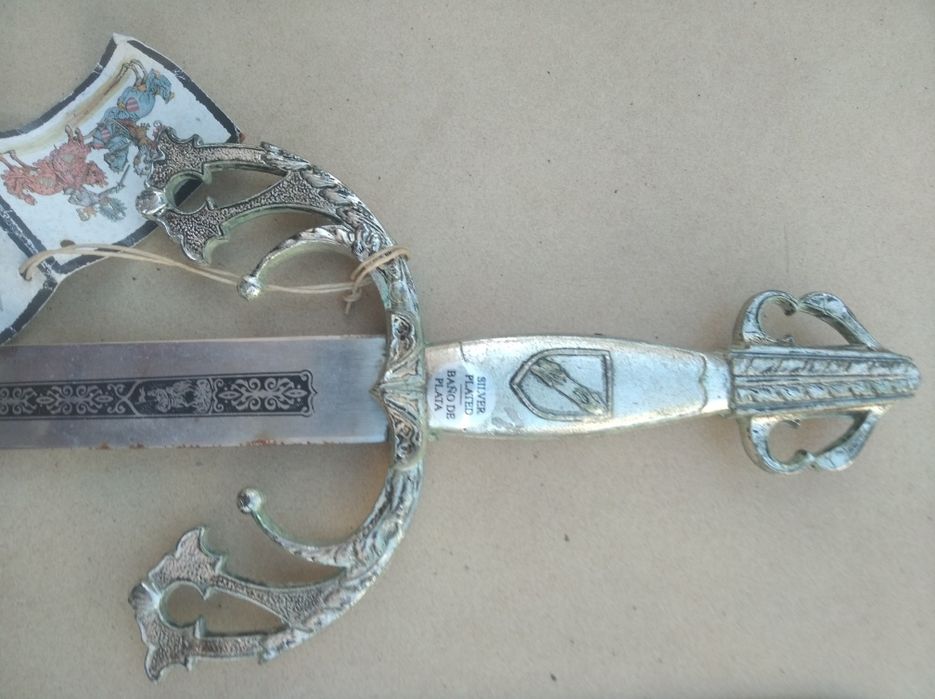 Coleção de Mini Espadas banhadas a prata com suporte de Carvalho