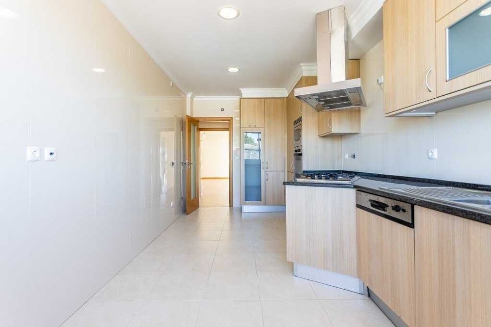 Imovel em Almeirim, T3 recente, coz semi eq. com garagem