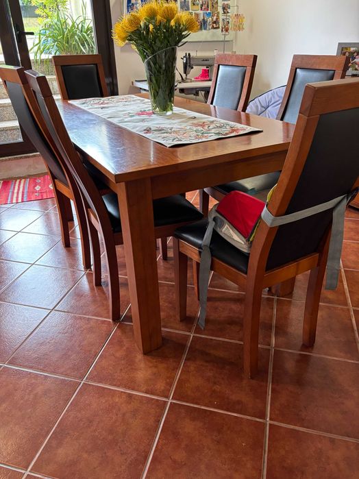 Mesa cerejeira com 6 cadeiras e aparador
