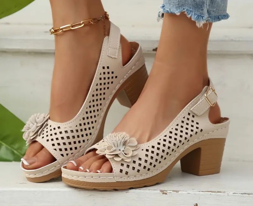 Sandały na koturnie