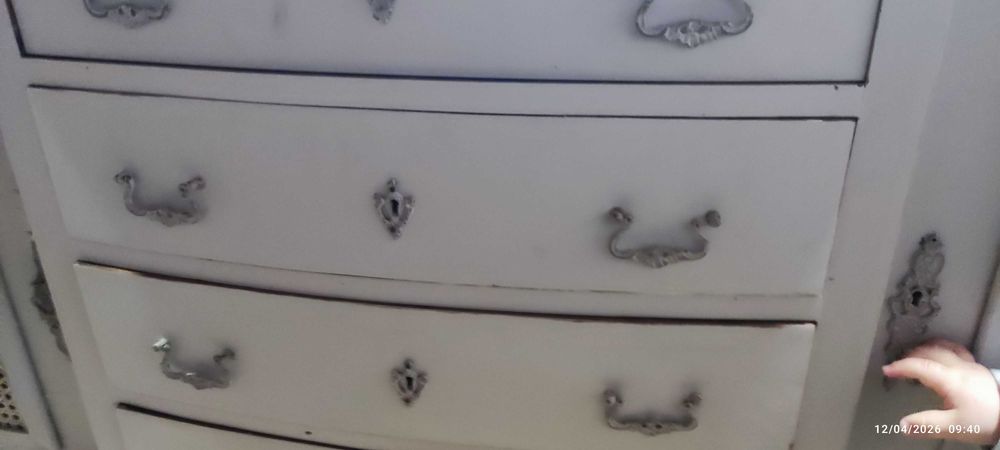 Aparador de estilo clássico, em bom estado