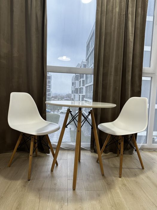 Продаю стіл 80 см і  2 стільці