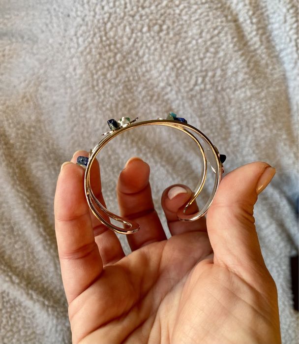 Pulseira prateada flores e pedras