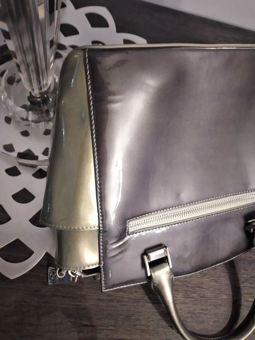 Torebka kazar srebrna elegancka kuferek pasek