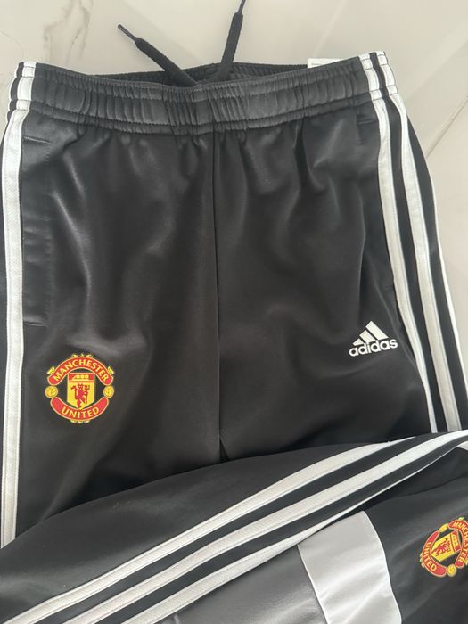 Dres Manchester United – oryginalny, ze sklepu stadionowego