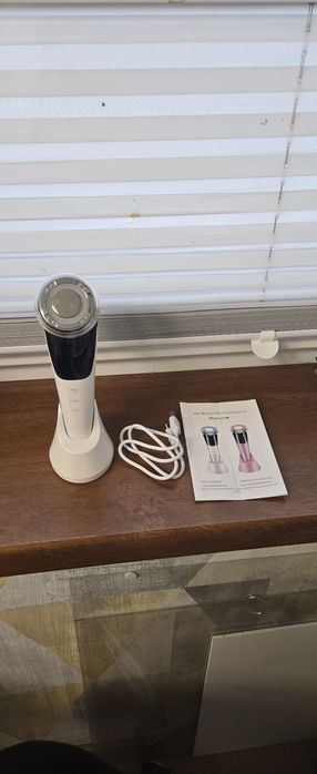 Urządzenie do masażu twarzy EMS. Urządzenie do liftingu twarzy