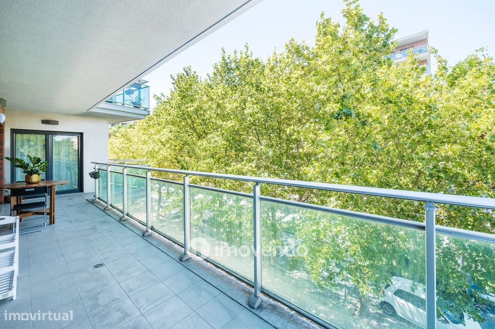 Apartamento T2 moderno, com garagem e varanda enorme, na Malvarosa
