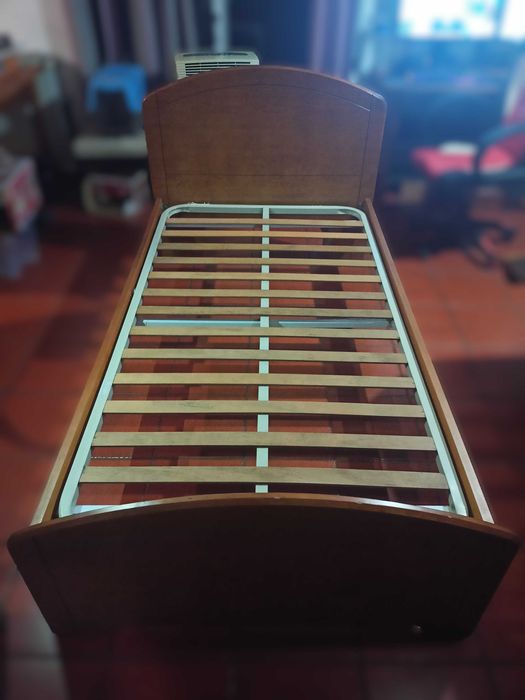 Cama de solteiro com estrado (180cm x 100cm)
