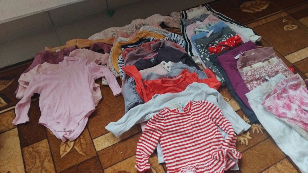 Дитячий одяг: плаття, бодіки, штанішки та взуття