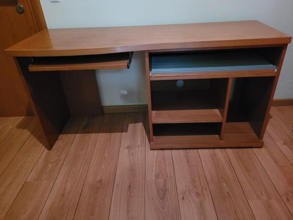 Secretária em madeira de cor castanha para computador