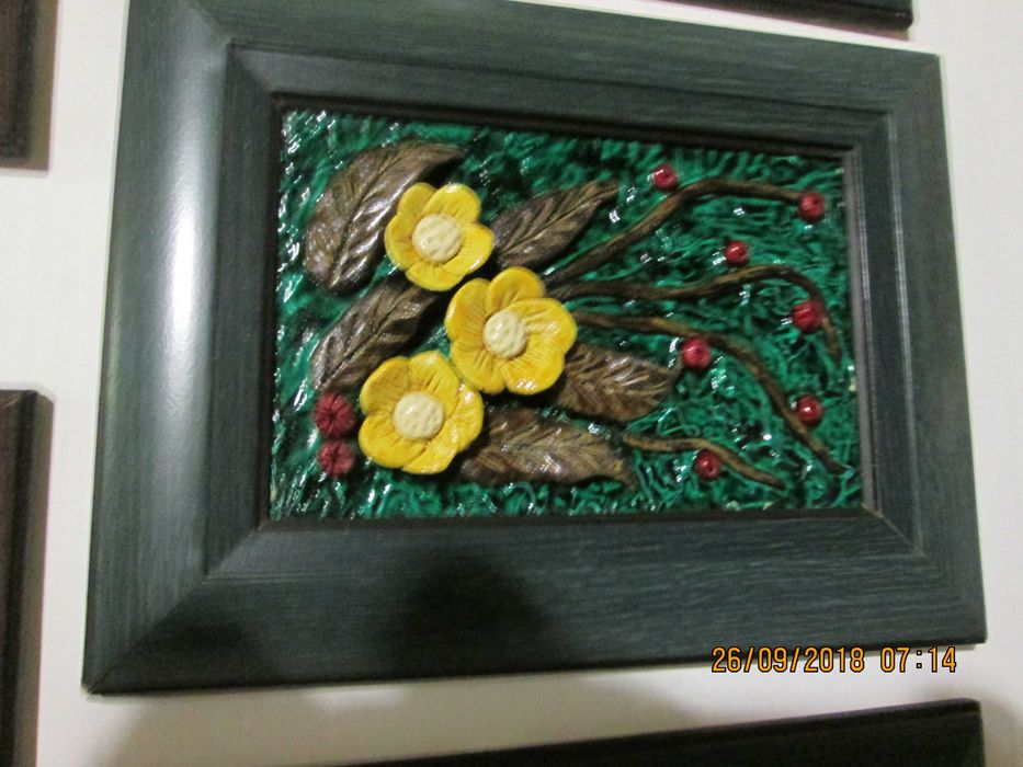 Vários quadro em ponto cruz e tinta acrílica