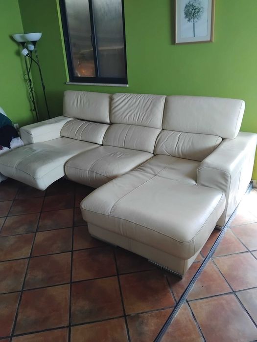 Sofá chaise longue em cabedal