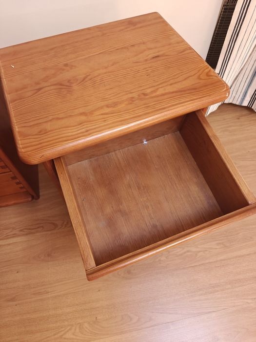 Mesa de Cabeceira em Pinho Maciço ARC (3 Gavetas) - Disponível Par