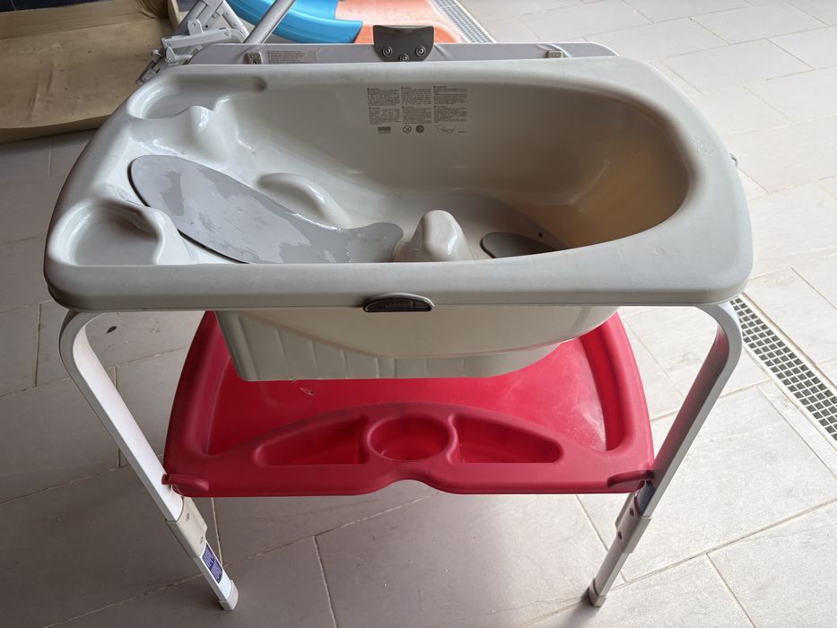 Banheira de bebé com muda fraldas