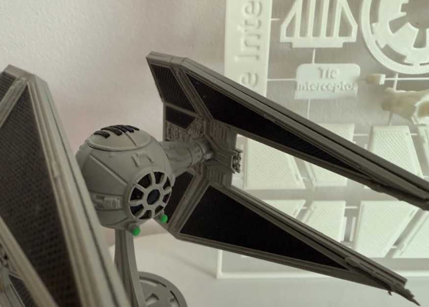 Modelo KitCard do TIE Interceptor Altamente Detalhado