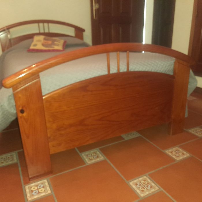 Mobília quarto (2 camas solteiro + 1 mesa de cabeceira), em pinho