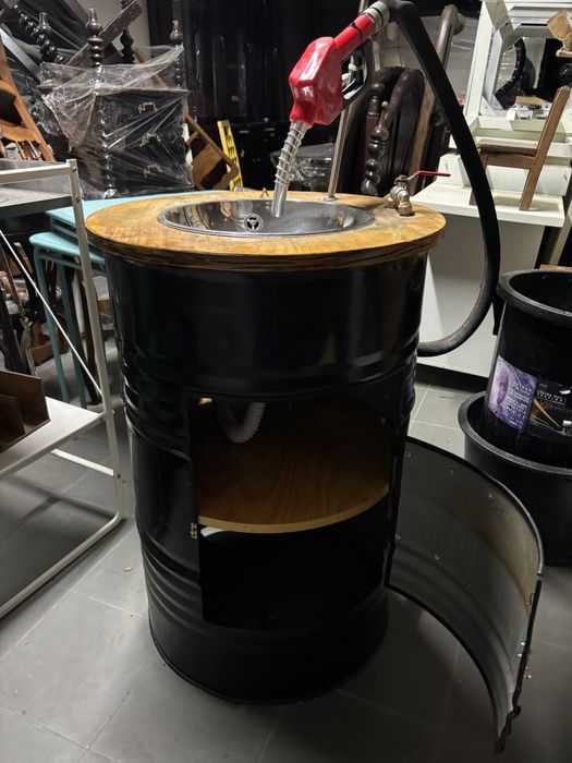 Lavatório bidão de cor preta com porta e torneira