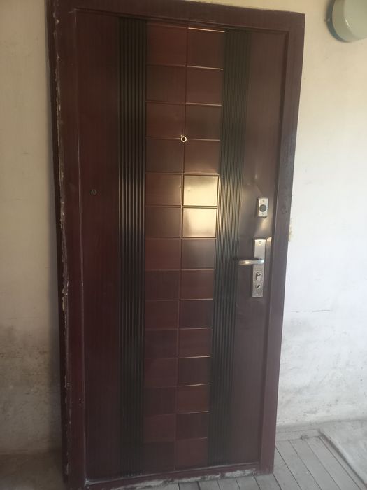 Продаю двері вхідні б/у разом з дверною коробкою