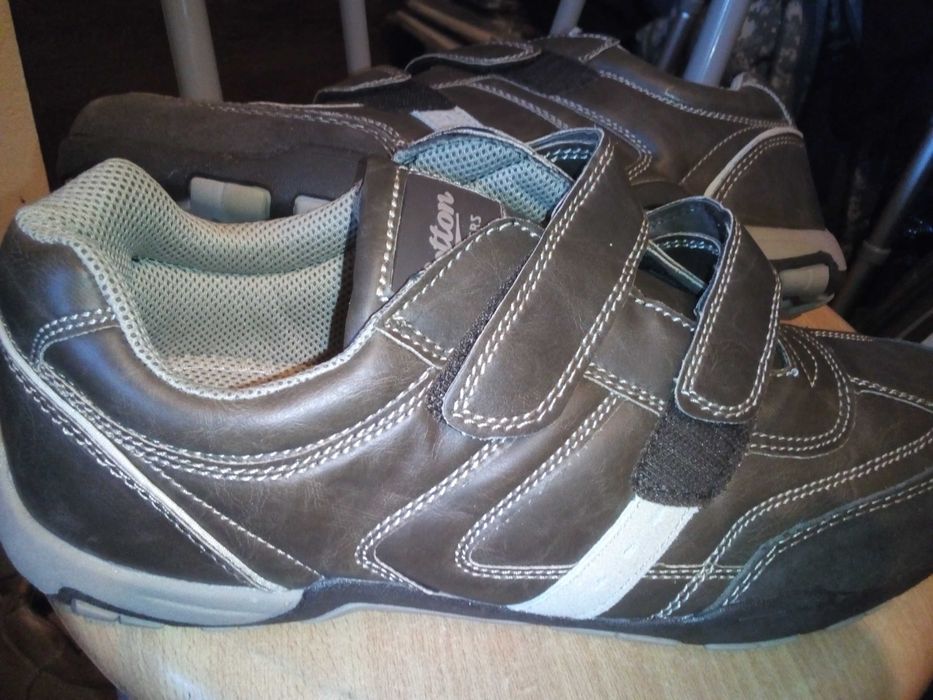 Buty męskie skórzane na rzepę marki COTTON TRADES, roz. 11/45.5-46