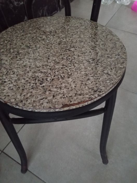Vendo mesa e cadeiras tudo 20€