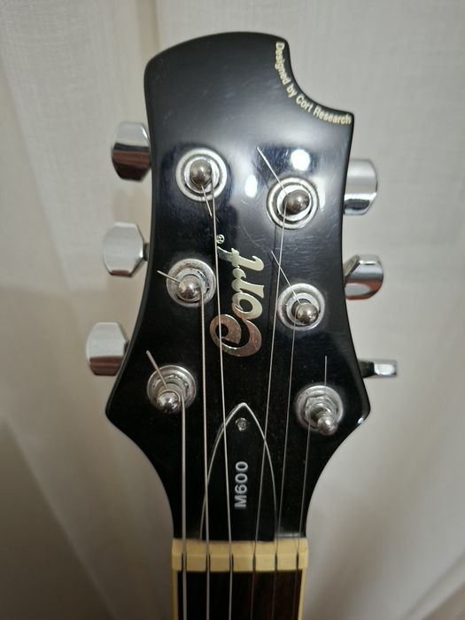 Guitarra elétrica Cort M600