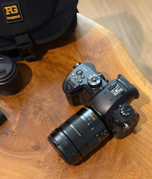 Panasonic Lumix GH5 + Leica 12–60 f/2.8–4 + 25 mm f/1.7  Zestaw