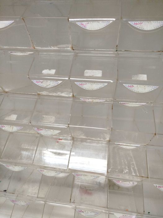 Prateleira com 9 caixas de acrílico para gomas ,etc cada uma 50€