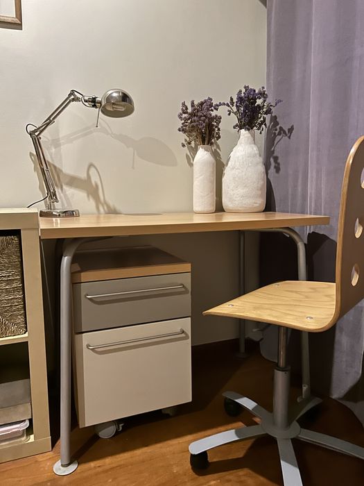Conjunto de secretária com cadeira, móvel e candeeiro