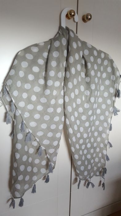 Echarpes com florinhas ou bolinhas