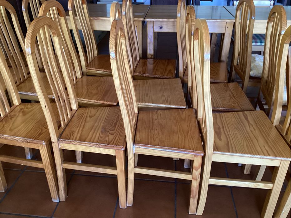 Cadeiras e mesas em cor clara