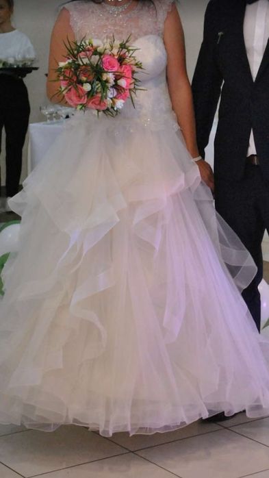 Suknia ślubna z falbanami