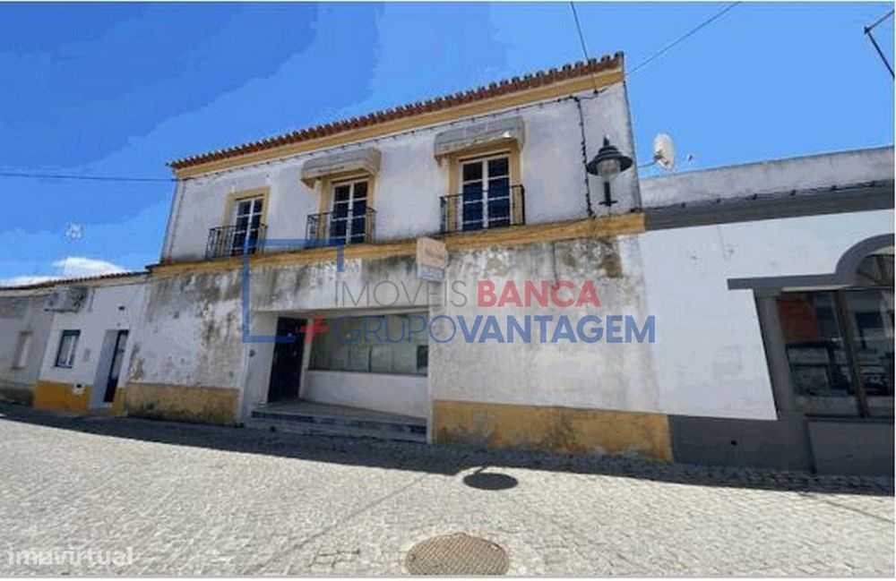 Moradia de 2 pisos, até agora destinada a comércio (restaurante), c...