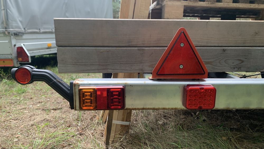 Przyczepa z hamulcem najazdowym podłodziowa lub motocyklowa