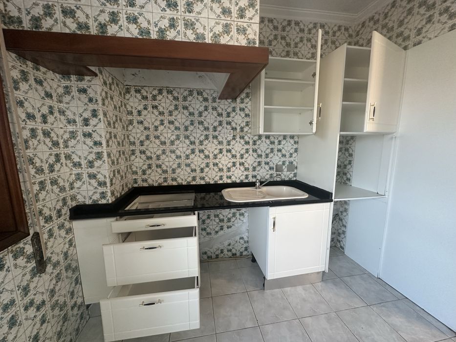 Móveis de cozinha brancos com balcão de granito