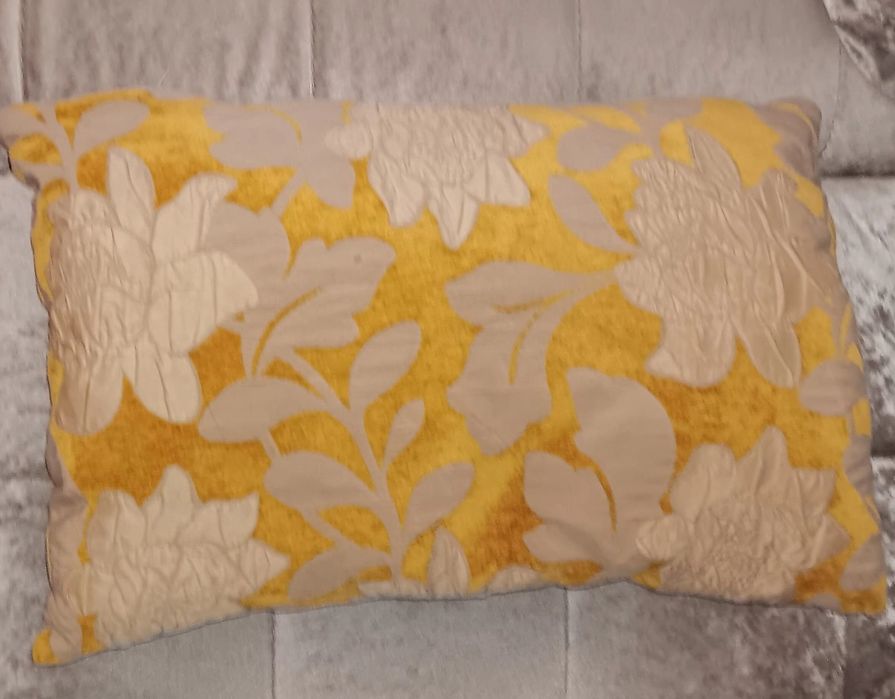 Almofadas com padrão em dourado