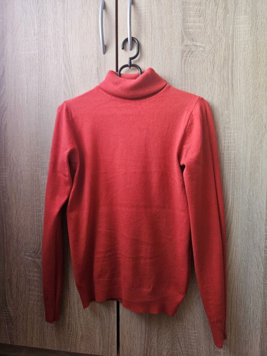 Czerwony golf dzianinowy