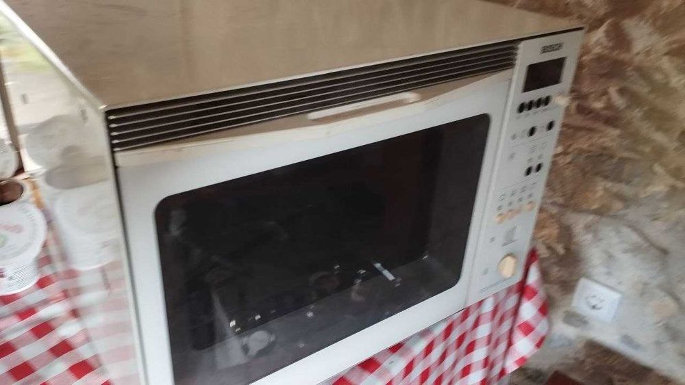 Micro-ondas Bosch HMG 8420 com Grill – Bom Estado